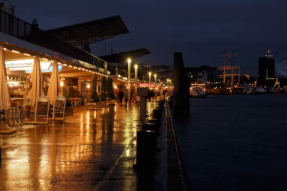 Landungsbrücken am Abend