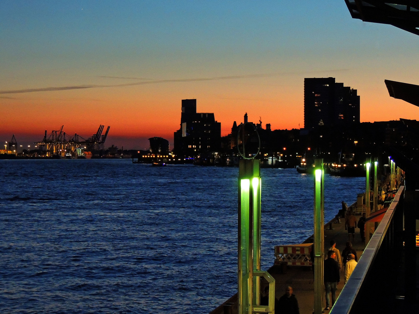 Landungsbrücken am Abend