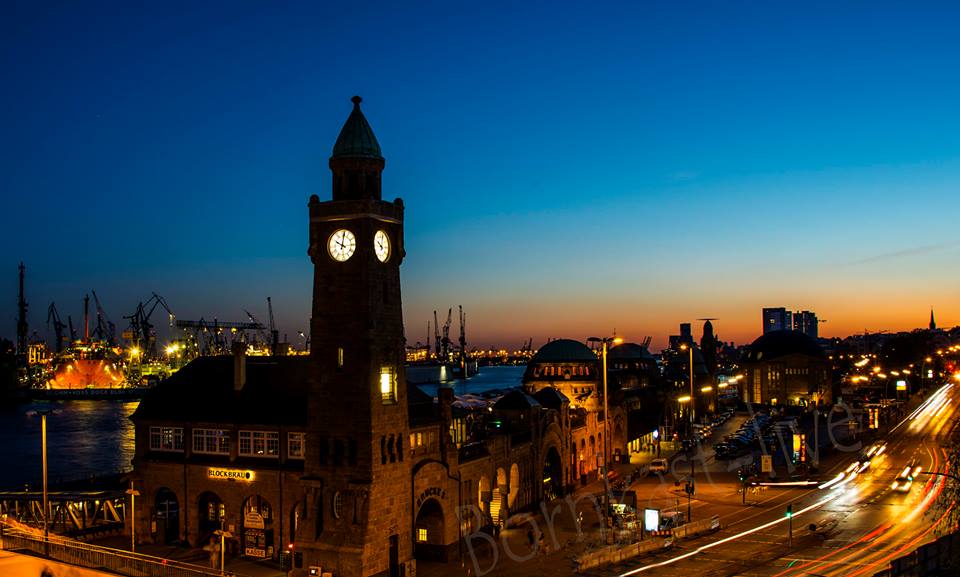 Landungsbrücken am Abend