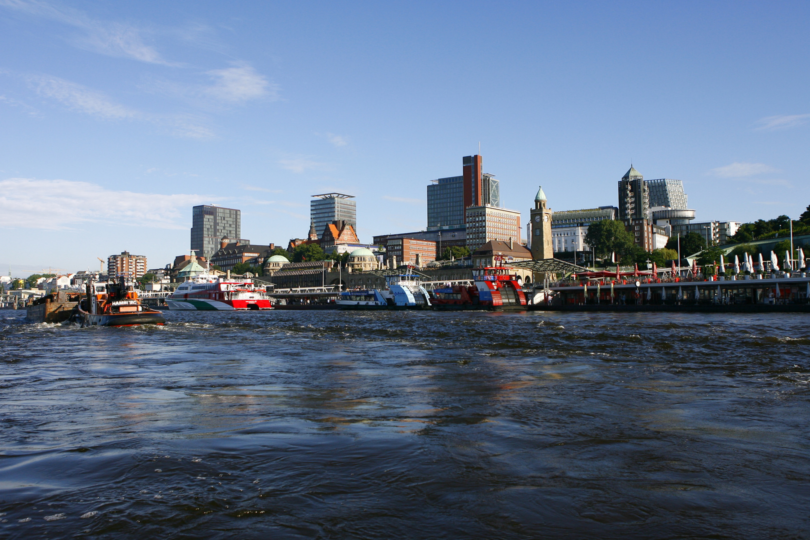 Landungsbrücken an der Elbe in Hamburg