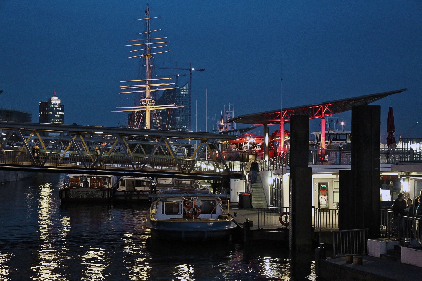 Landungsbrücken bei Nacht