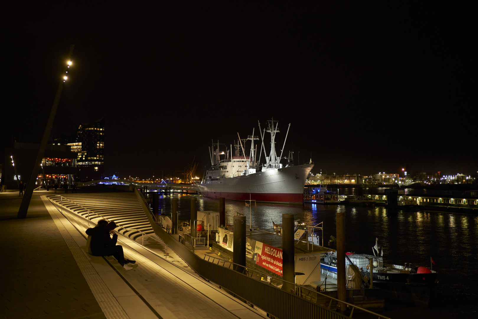 Landungsbrücken bei Nacht