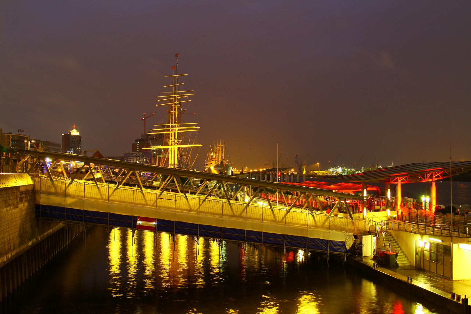 Landungsbrücken bei Nacht