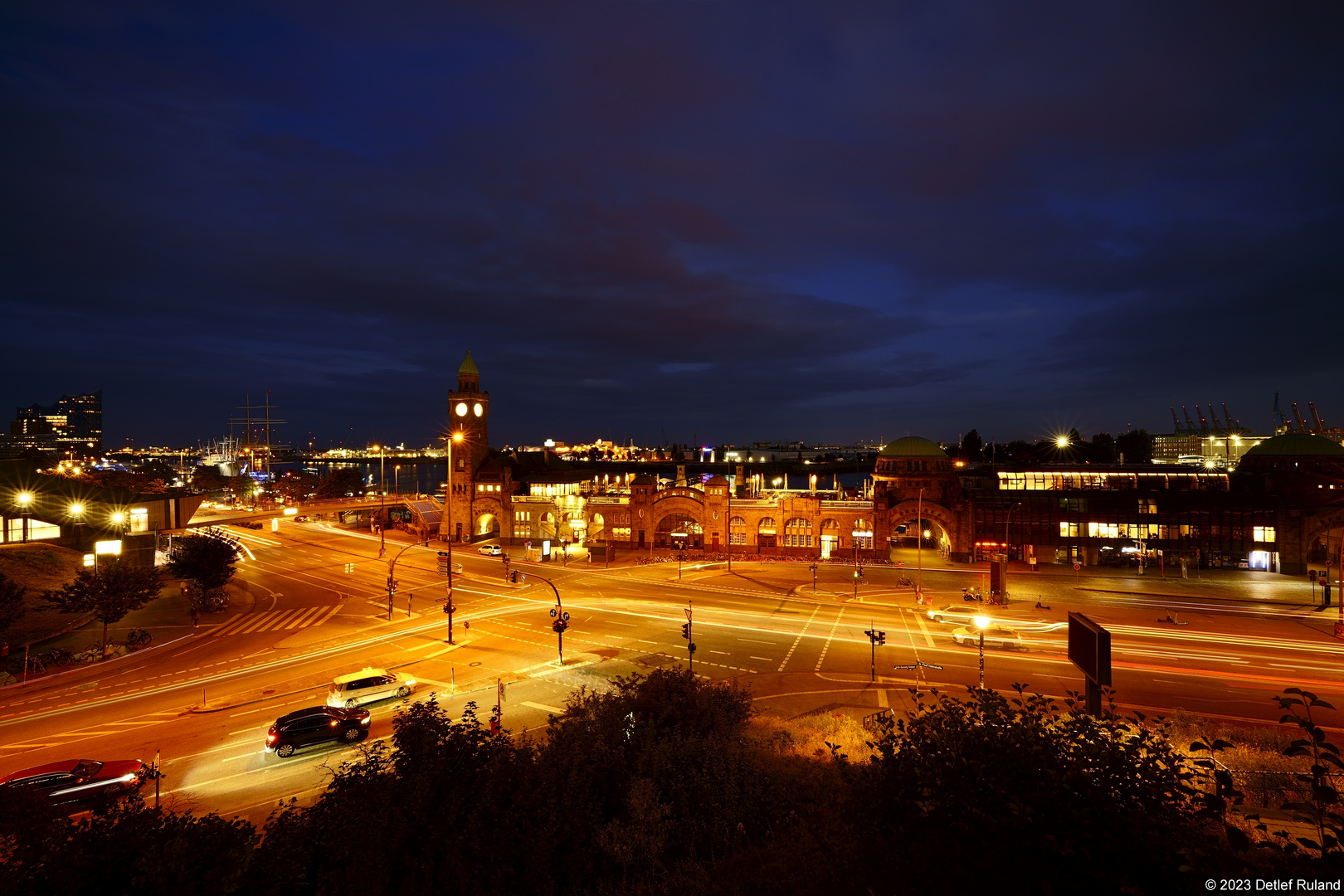 Landungsbrücken bei Nacht