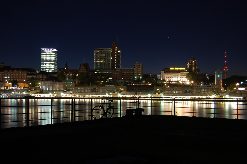 Landungsbrücken bei Nacht