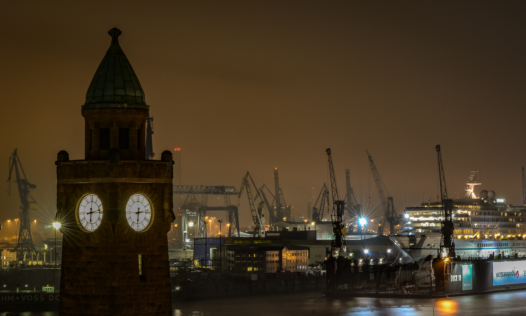 Landungsbrücken bei Nacht