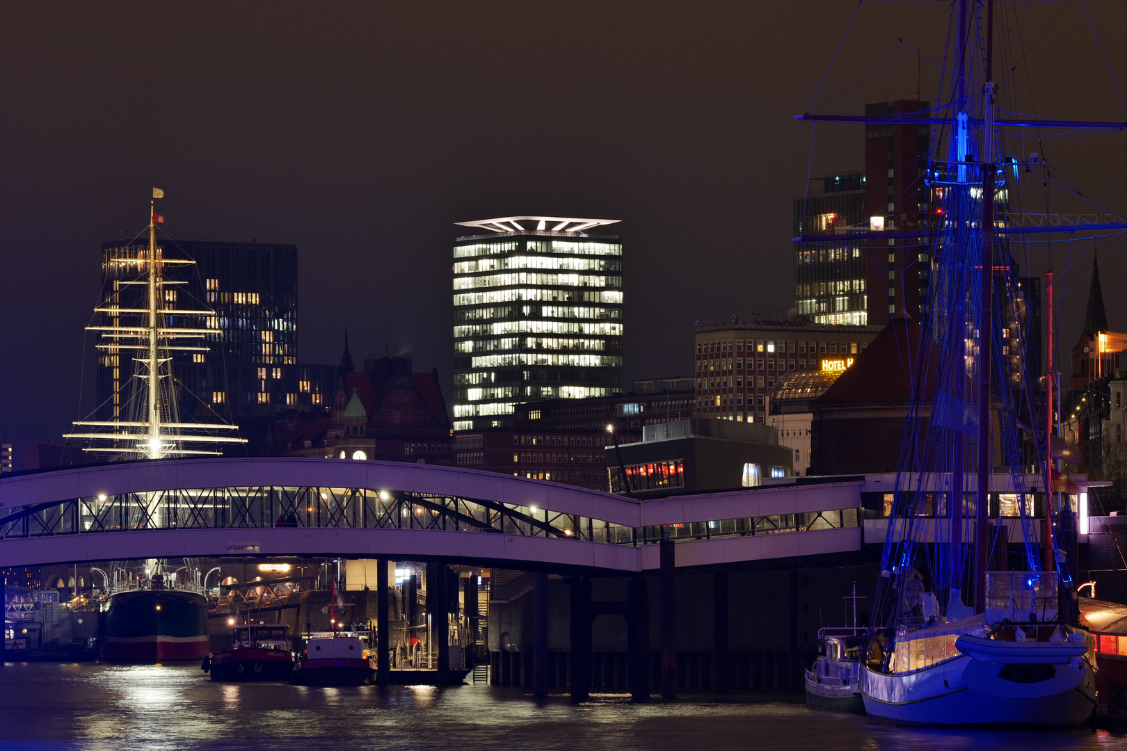 Landungsbrücken bei Nacht