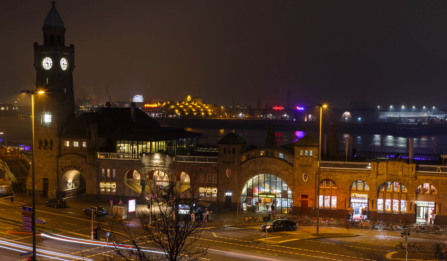 Landungsbrücken bei Nacht und Nebel