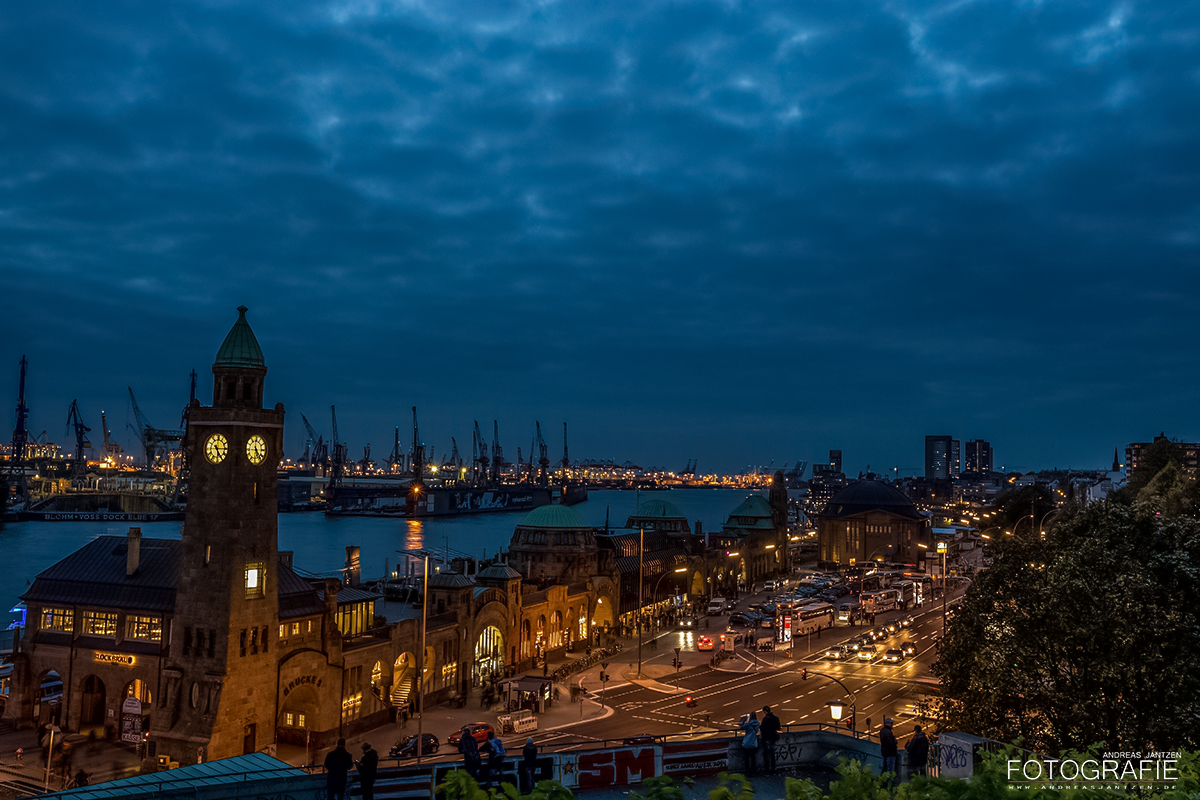 Landungsbrücken Hamburg am Abend