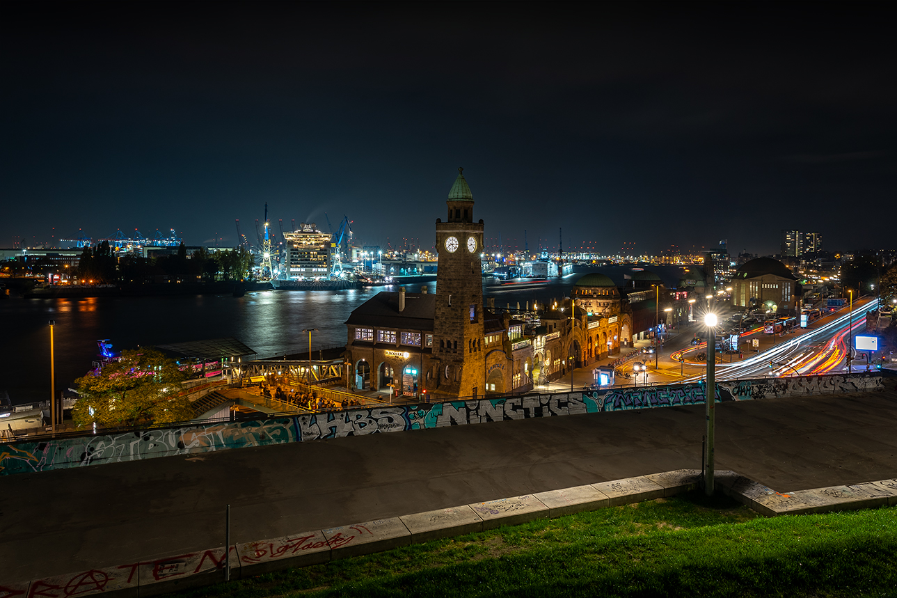 Landungsbrücken Hamburg at night