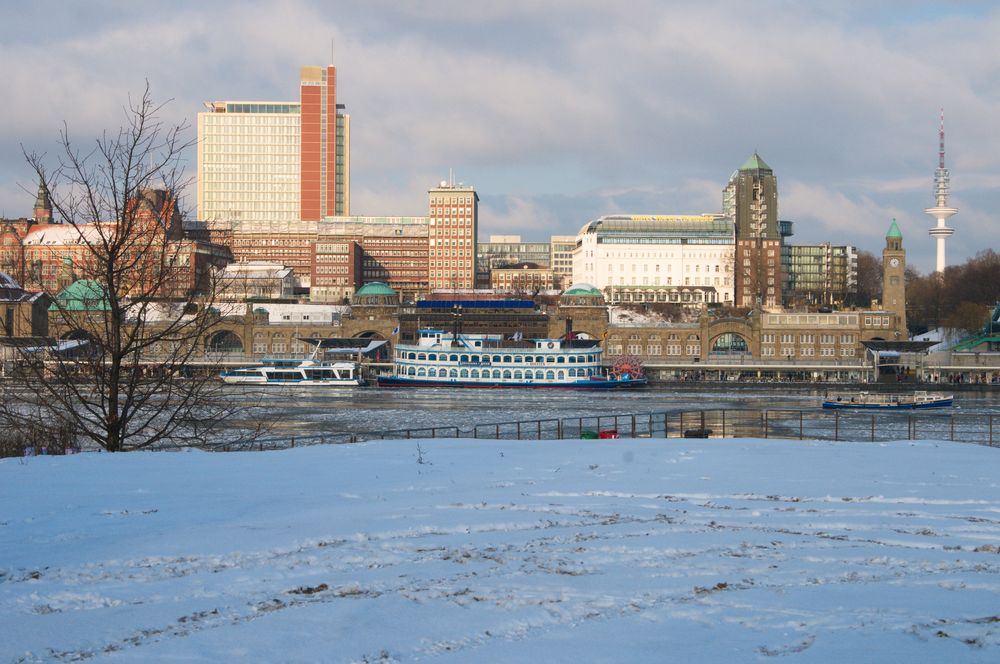 Landungsbrücken Hamburg im Schnee