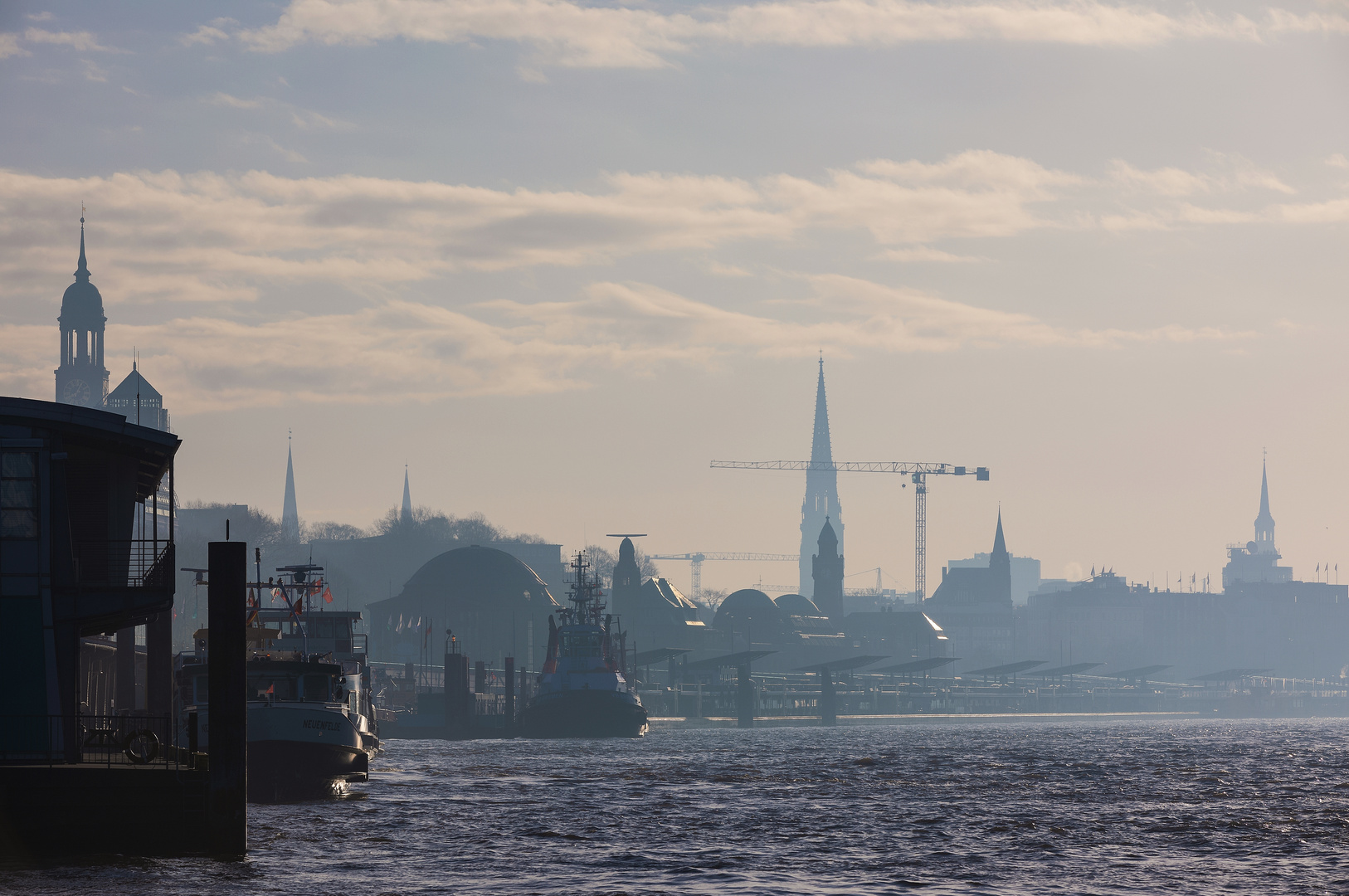 Landungsbrücken im Morgenlicht