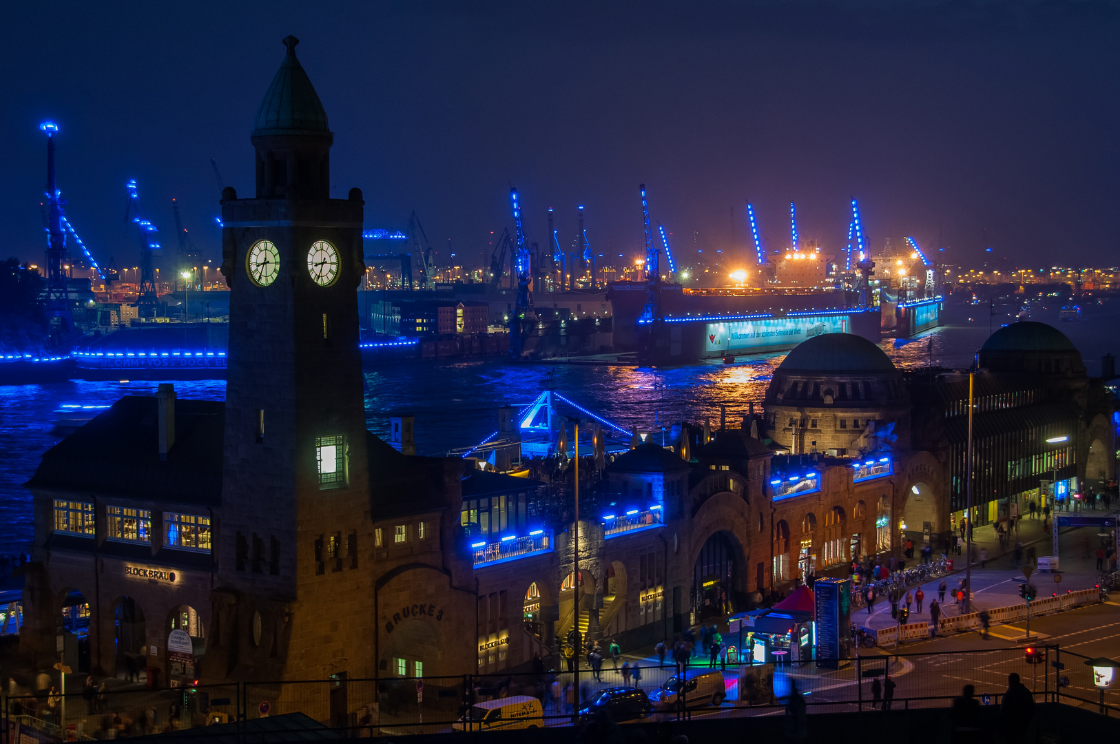 Landungsbrücken in blauem Licht