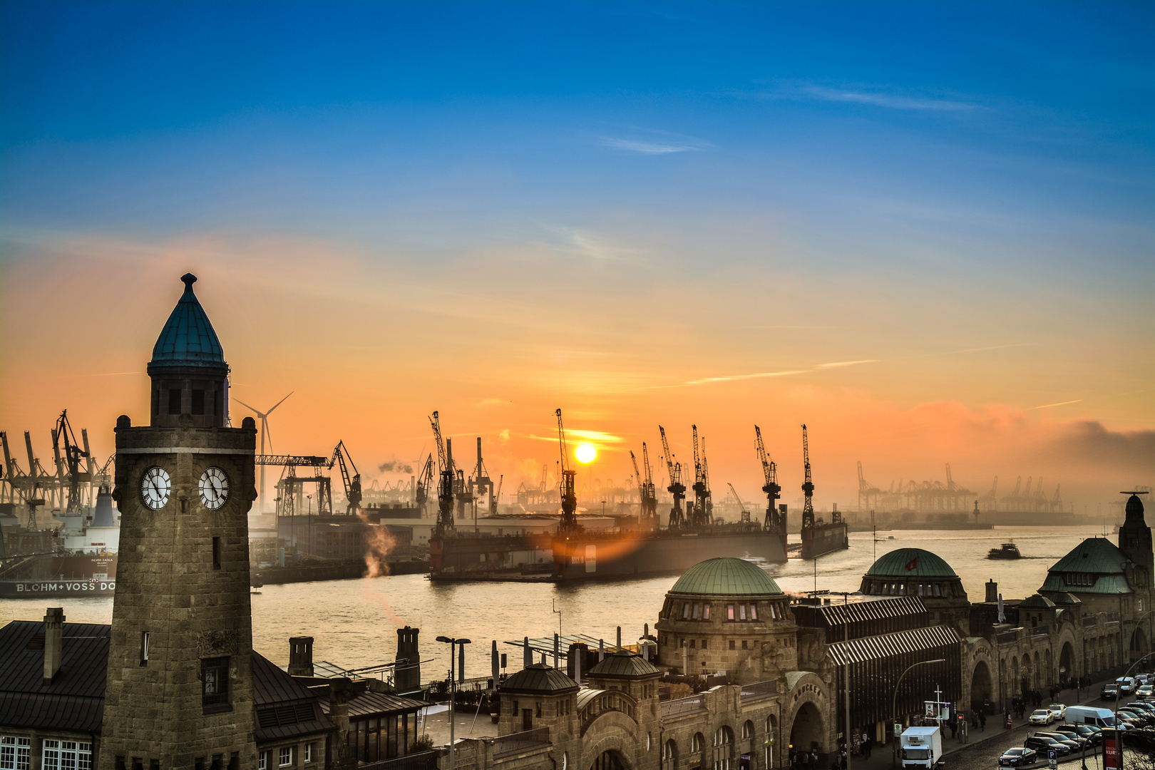 Landungsbrücken in der blauen Stunde