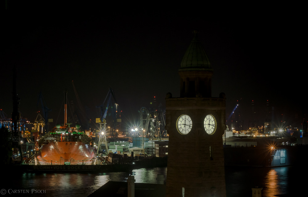 Landungsbrücken in einer warmen Sommernacht