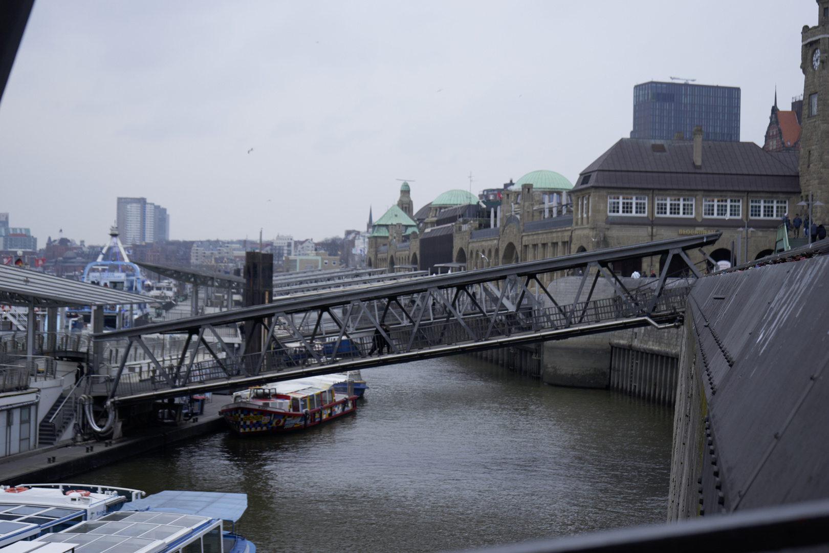 Landungsbrücken in Hamburg - bei Ebbe