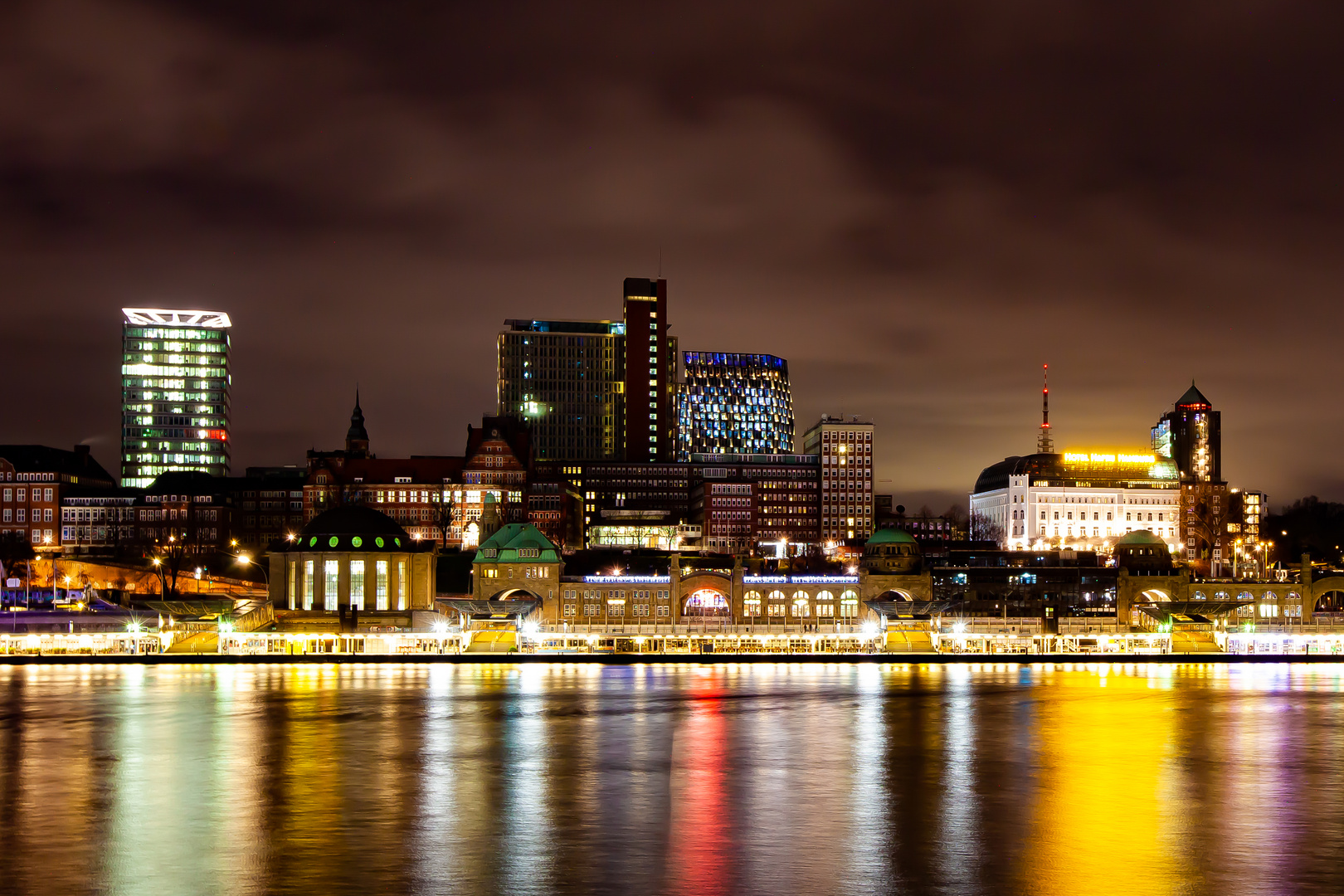 Landungsbrücken in Hamburg bei Nacht