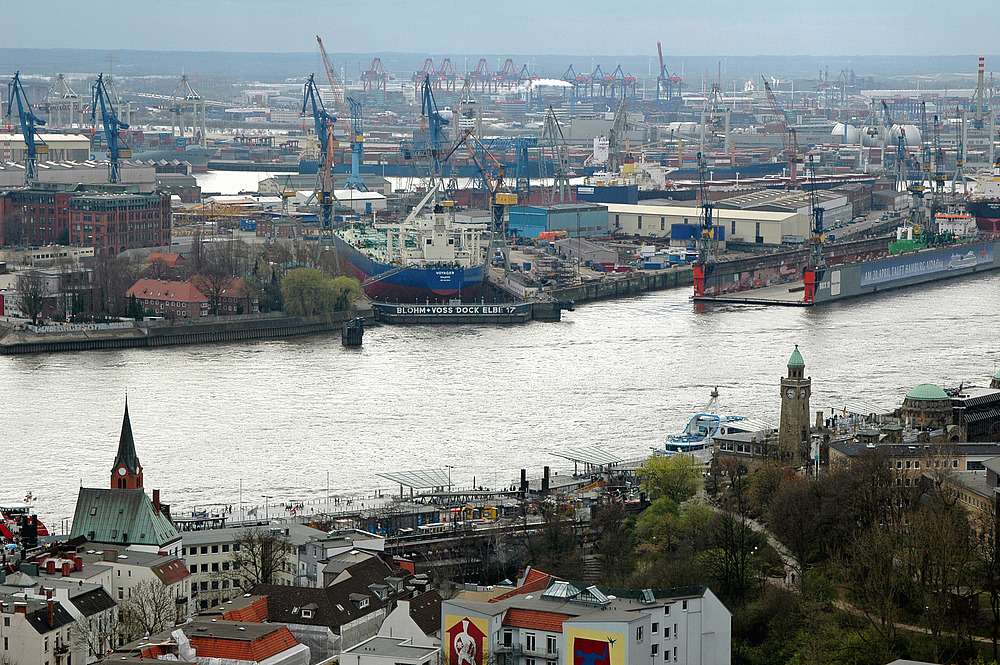 Landungsbrücken mit Blohm + Voss