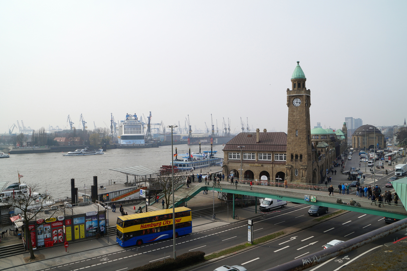 Landungsbrücken mit der "Anthem of the Seas" im Dock Elbe 17