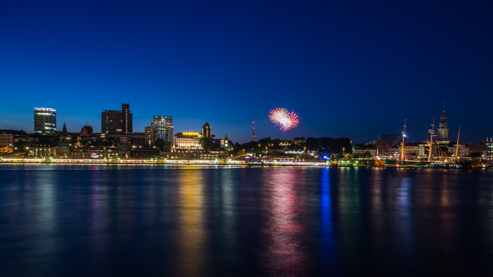 Landungsbrücken mit Dom Feuerwerk