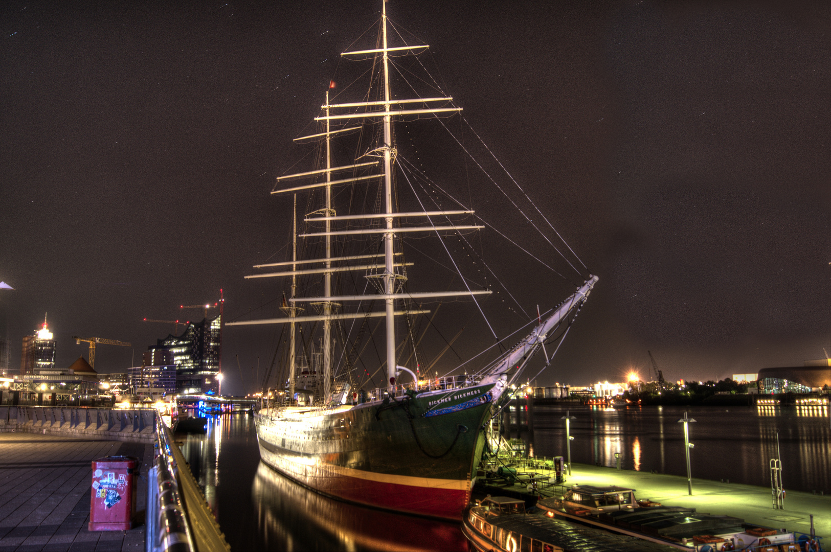 Landungsbrücken Schiff HDR