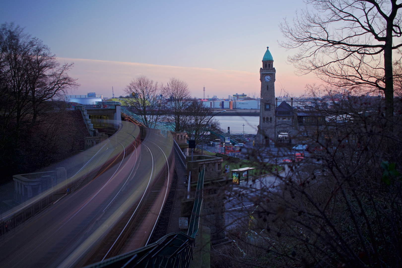 Landungsbrücken St. Pauli mit U-Bahn