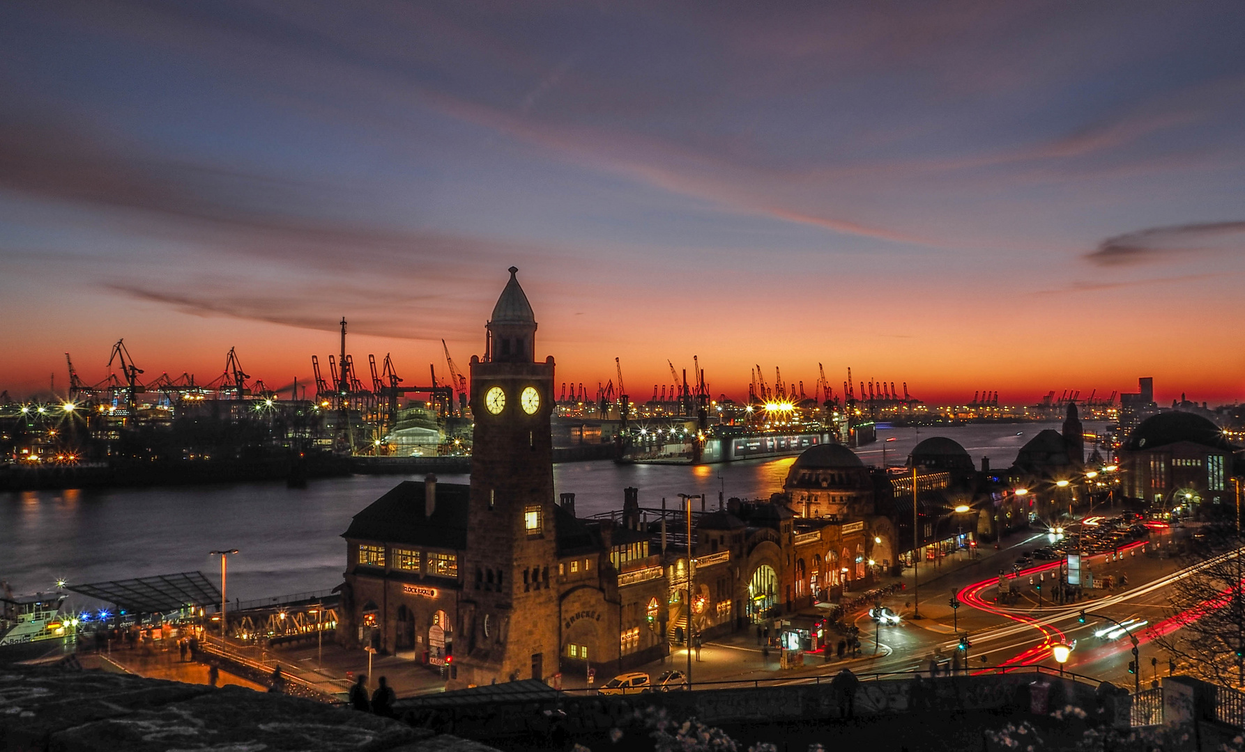 Landungsbrücken zur goldenen Stunde