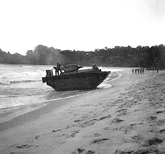 Landungsfahrzeug am Strand