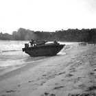 Landungsfahrzeug am Strand