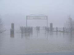 Landungssteg in Rüsselsheim bei Hochwasser und Nebel