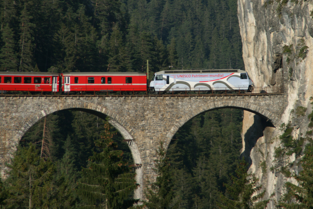 Landwasserviadukt mit besonderer Zugmaschine