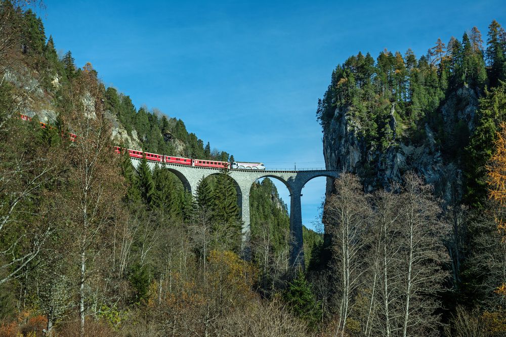 Landwasserviadukt mit der kleinen Roten (Rhätischen Bahn)