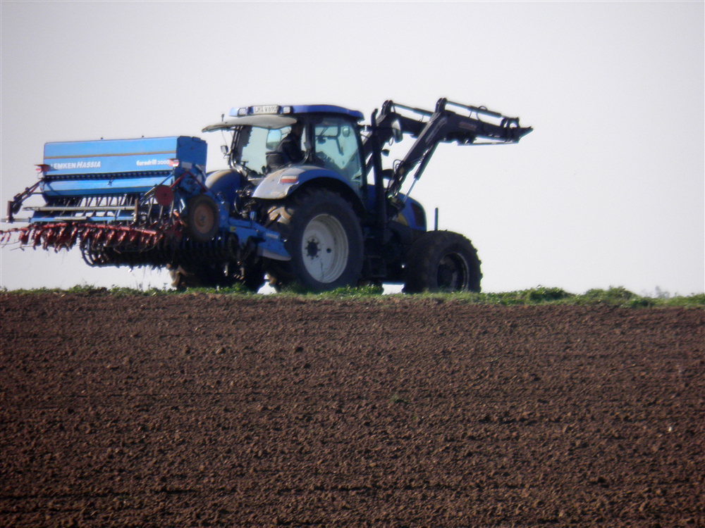 Landwirt beim Ackerbestellen