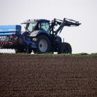 Landwirt beim Ackerbestellen