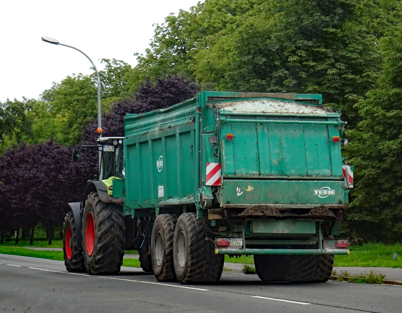 Landwirtschaftliches Fahrzeug unterwegs