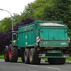 Landwirtschaftliches Fahrzeug unterwegs