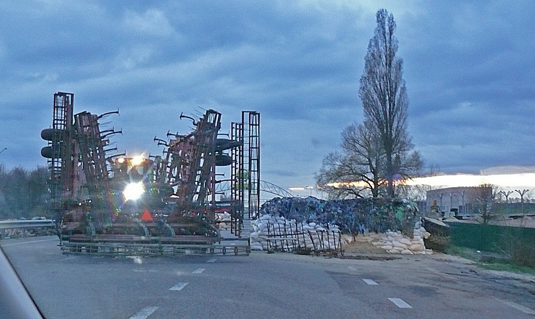 Landwirtschaftliches Großgeraet - es muß auch durch den Checkpoint - E 40 vor Kiew, UK