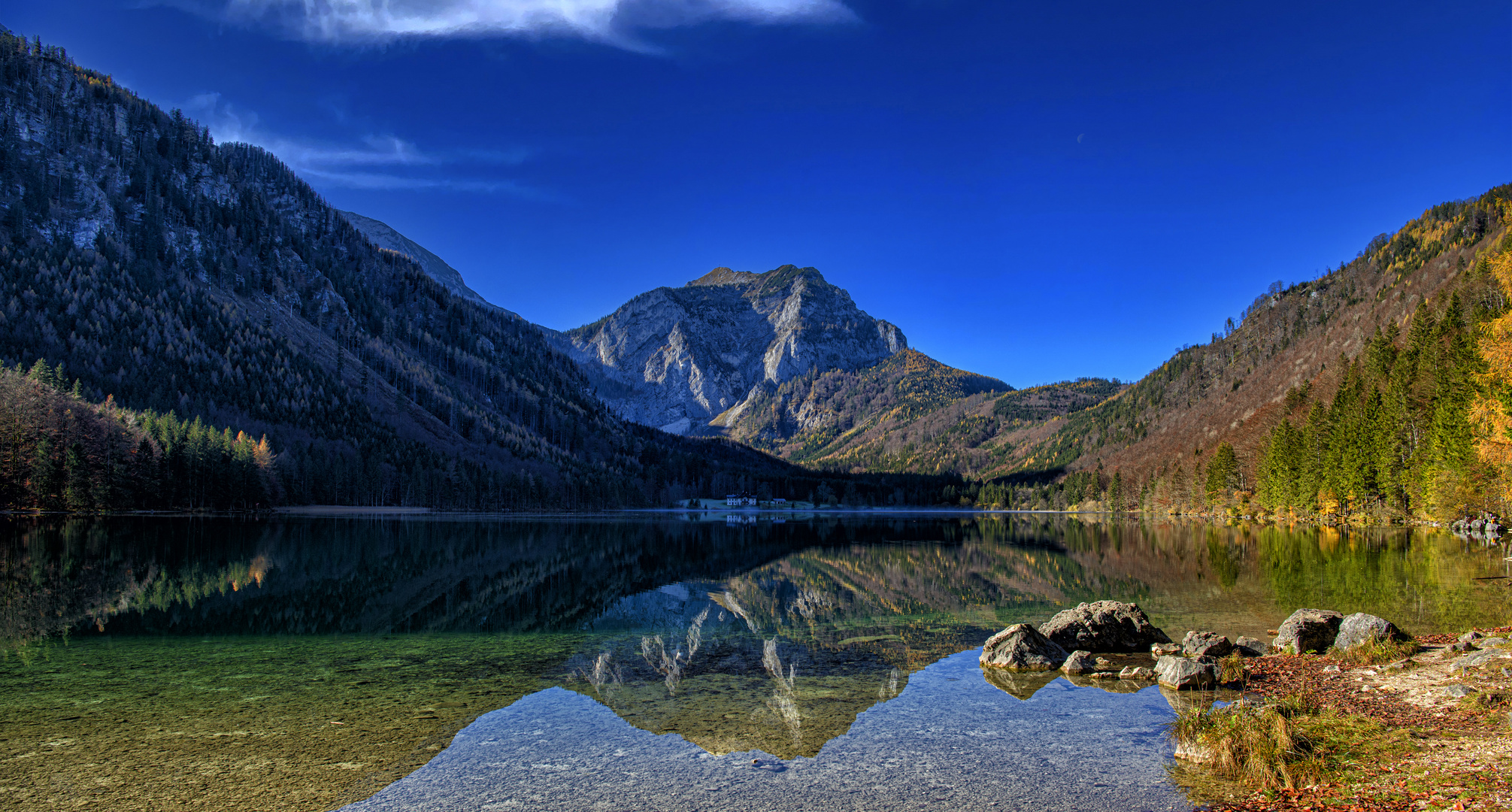 Langbathsee im Hintergrund der Brunnkogel