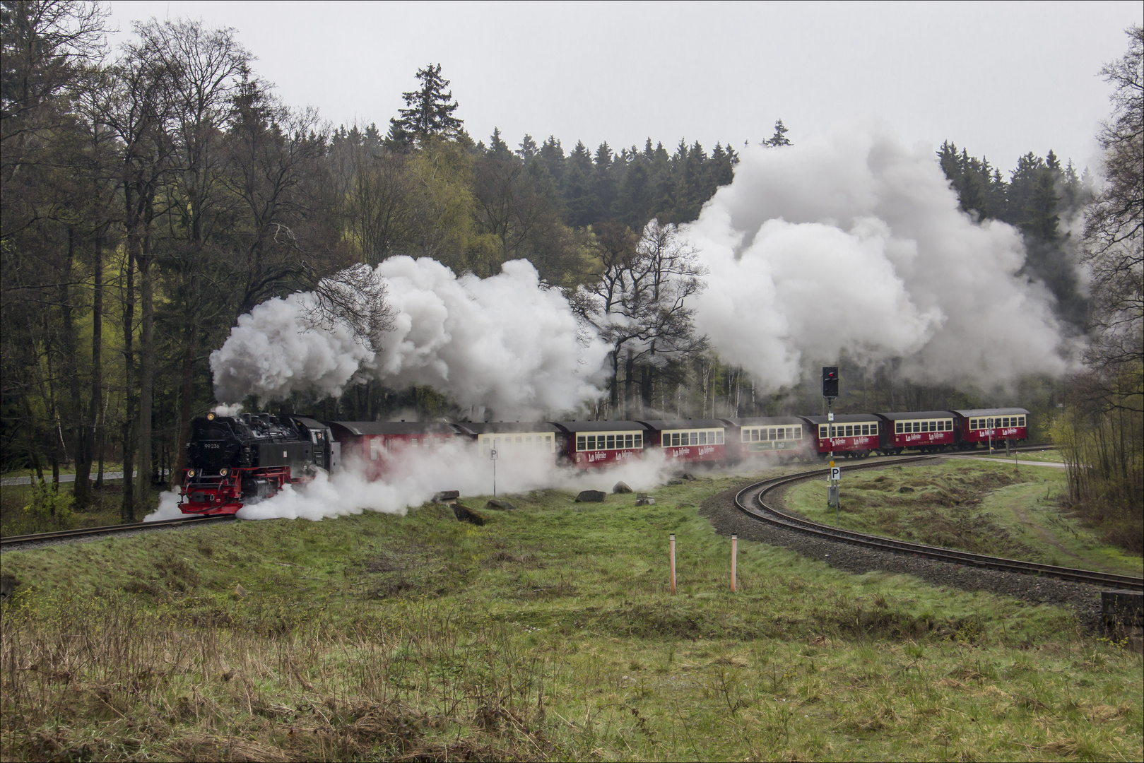 Lange Dampffahne der 99 236 ...