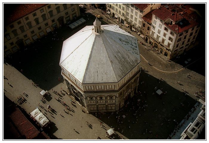 Lange Schatten am Baptisterium in Florenz