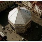 Lange Schatten am Baptisterium in Florenz