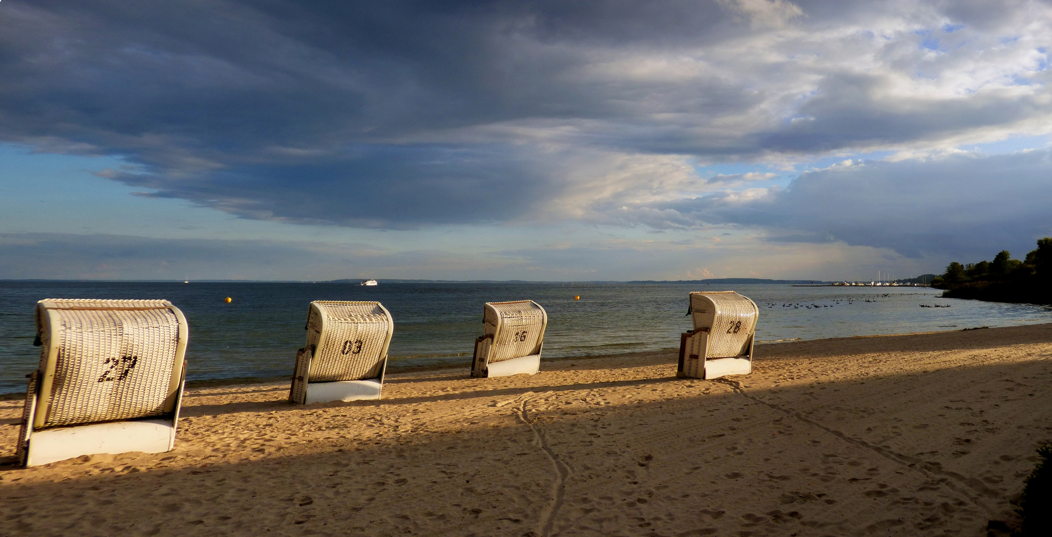 lange Schatten am Strand von Klink