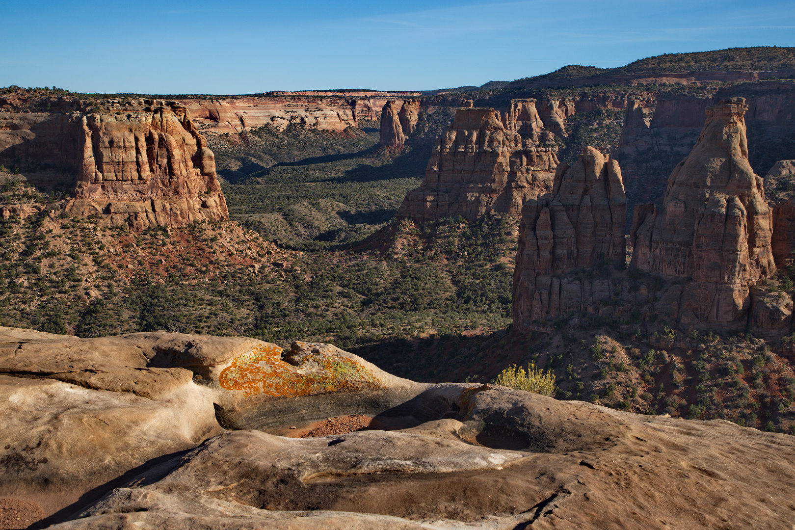 Lange Schatten im Colorado National Monument...