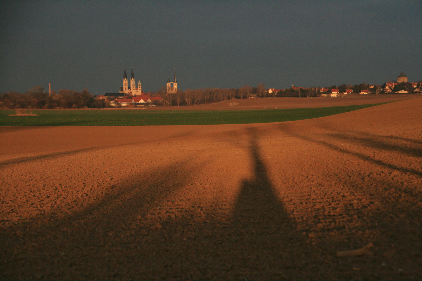 Lange Schatten vor der Kulisse von Halberstadt