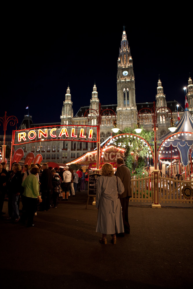 Lange Schlangen ... und viele Interessierte vor der Abendvorstellung Circus Roncalli