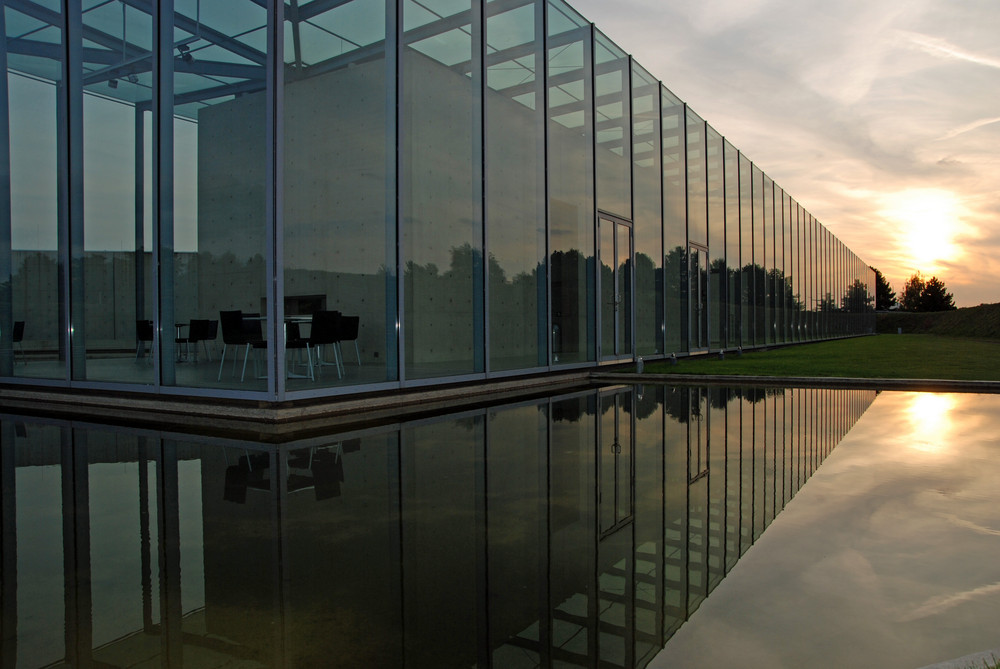 Langen Foundation im Abendlicht