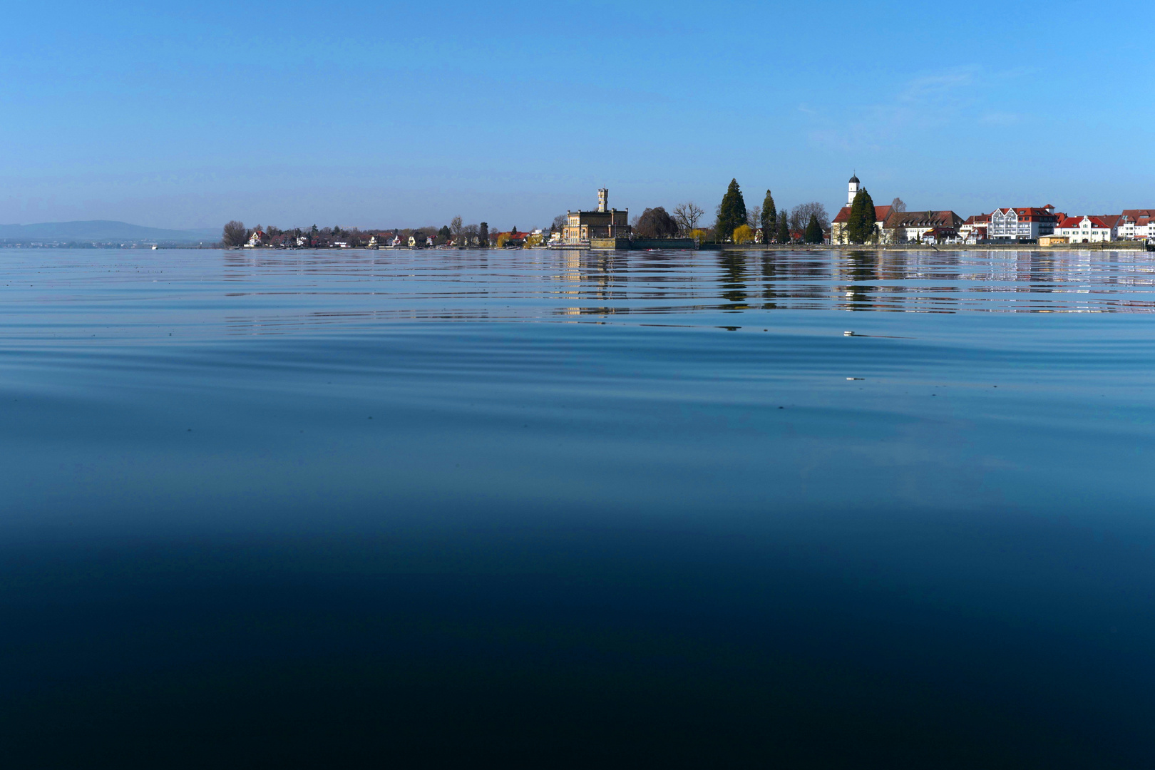 Langenargen über dem noch leeren Bodensee