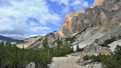 langer Abstiegsweg über den Fahrweg zum Rifugio Pererü