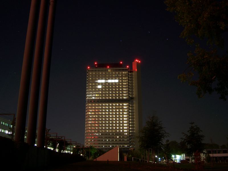 "langer Eugen" in Bonn, ehemaliges Abgeordnetenhochhaus   22.09.2005