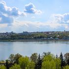 Langer Güterzug am anderen Ufer